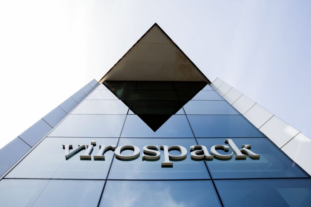 Low-Angle photograph of the main façade of Virospack's offices in Badalona